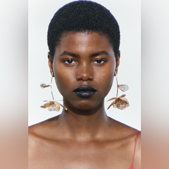 ZARA Flower Earrings New ✨✨✨ - Picture 1 of 3